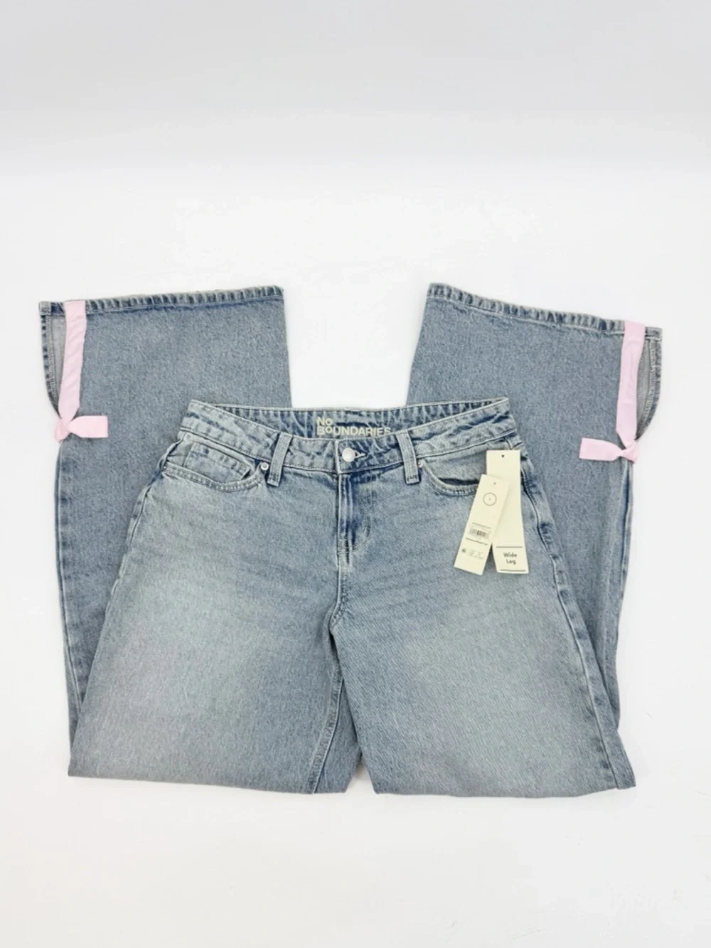 No Boundaries Wide Leg Jeans Light Wash Denim w/Pink Ribbon Detail Size 2 NWT - Picture 3 of 15